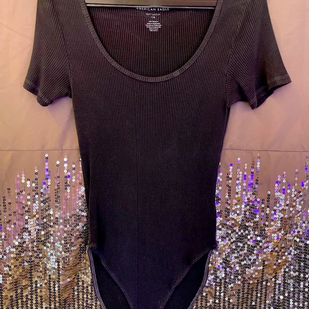 XS American Eagle Ribbed short sleeve bodysuit. Light grey-blue